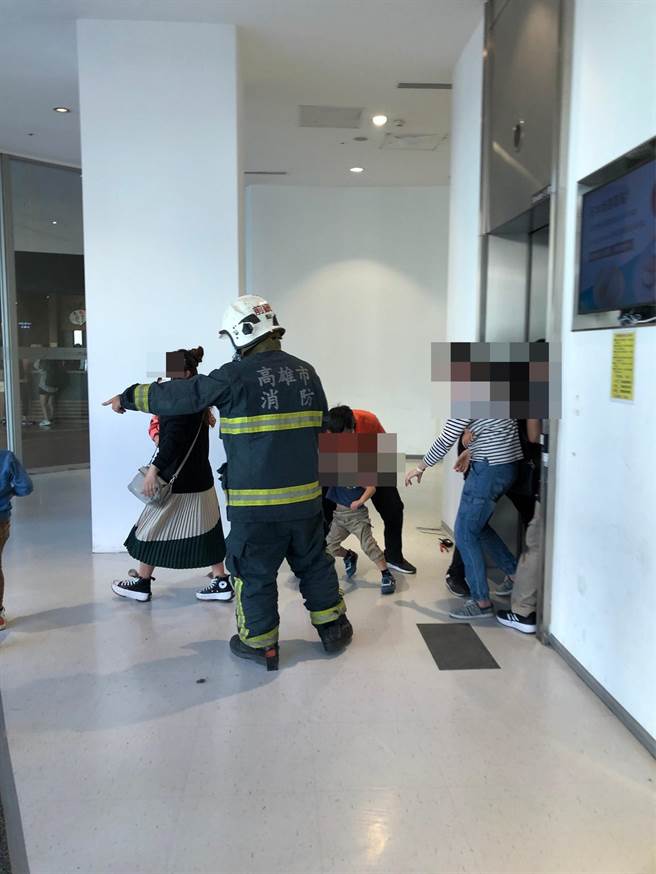 受困民眾一一脱困。（翻摄照片／高雄洪靖宜传真）