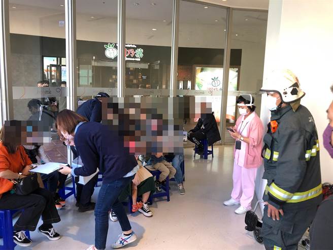 消防人员及电梯维修人员协助脱困。（翻摄照片／高雄洪靖宜传真）