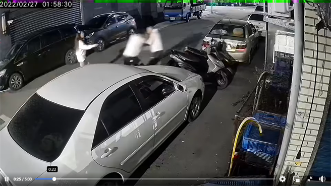 马姓及吴姓男子与赵姓友人27日晚间一同在桃园龟山饮酒，疑似酒后发生口角，马和吴竟当街痛殴赵男，不但出脚狠踹还拿路边篮子怒砸。(翻摄照片)