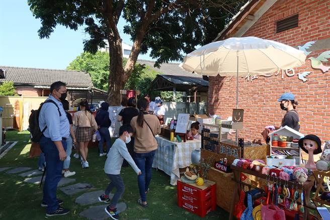 第二度在228舉辦的寶斗舊時光市集，今天午後在北斗郡守官舍與周邊巷弄內登場，35個青創職人攤位吸引逾千人潮到場參與。（謝瓊雲攝）