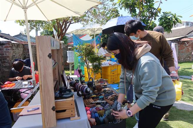 第二度在228舉辦的寶斗舊時光市集，今天午後在北斗郡守官舍與周邊巷弄內登場，35個青創職人攤位吸引逾千人潮到場參與。（謝瓊雲攝）