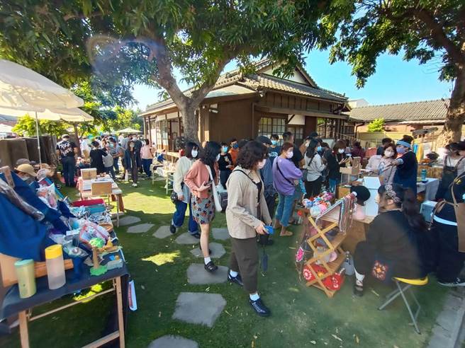 第二度在228舉辦的寶斗舊時光市集，今天午後在北斗郡守官舍與周邊巷弄內登場，35個青創職人攤位吸引逾千人潮到場參與。（謝瓊雲攝）