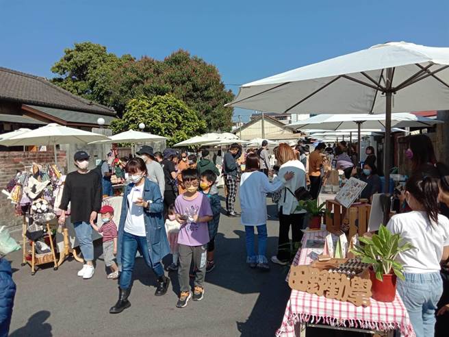 第二度在228舉辦的寶斗舊時光市集，今天午後在北斗郡守官舍與周邊巷弄內登場，35個青創職人攤位吸引逾千人潮到場參與。（謝瓊雲攝）