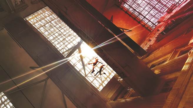 后疫情时代，表演艺术不再只存在于剧院里，近期位于新加坡的实践剧场推出《解密美术馆：遗失的百合》，让全球观眾都可在家上线看戏，扮演玩家，参与剧中推理。（实践剧场提供）