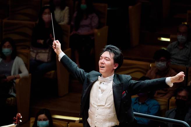 出生于澳门的指挥家廖国敏，活跃于国际乐坛，近期在台湾有不少音乐会。（国立台湾交响乐团提供）