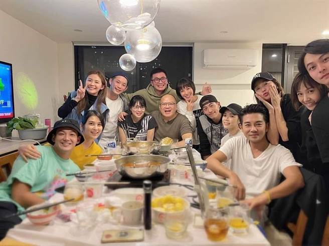明金成在演藝圈有著好人緣，經常與藝人好友聚會。（摘自明金成臉書）