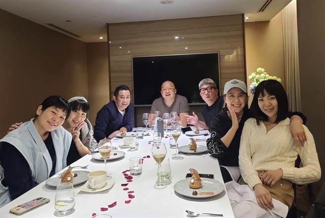 明金成與屈中恆、黃小柔經常有家庭聚會。（摘自明金成臉書）★中時新聞網關心您：喝酒過量，有礙健康！★中時新聞網提醒您：酒後不開車，安全有保障