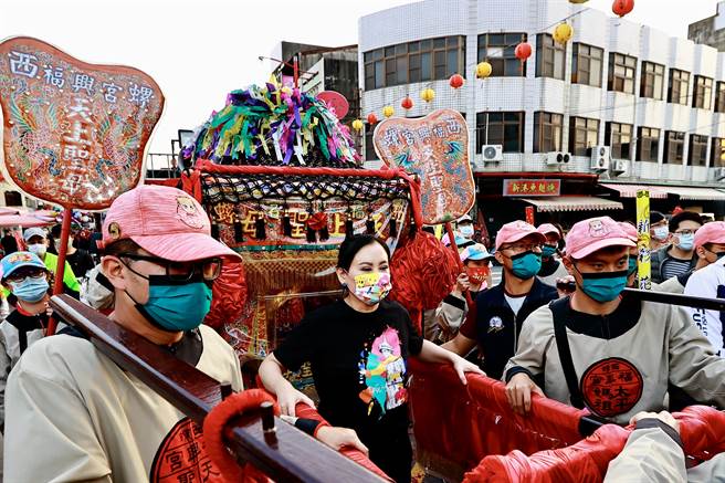 陈亚兰掌轿恭迎西螺福兴宫太平妈入庙。（欣湉国际提供）