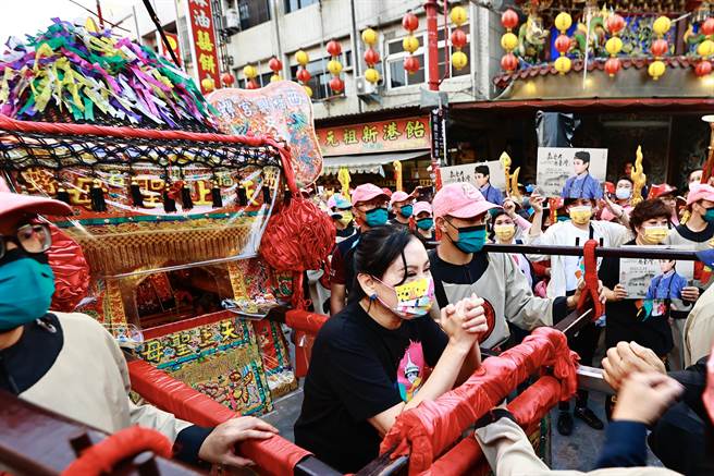 陈亚兰掌轿恭迎西螺福兴宫太平妈入庙。（欣湉国际提供）