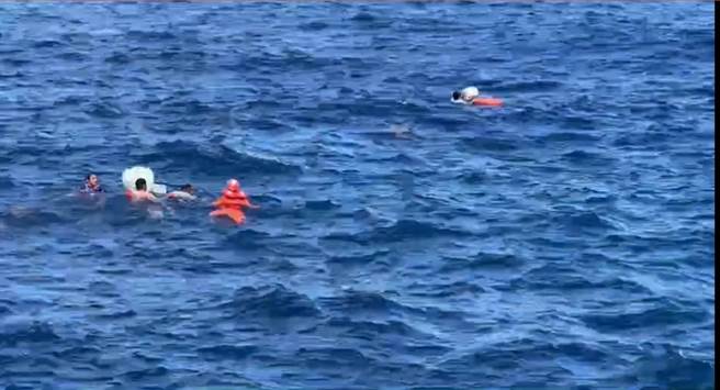 兰屿情人洞今天中午发生钓客落海，海巡人员前往救援。（民眾提供）