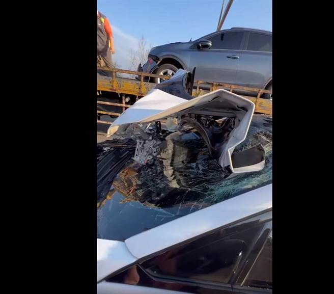 BMW i8十分惨烈。（翻摄Kimi柔脸书影片）