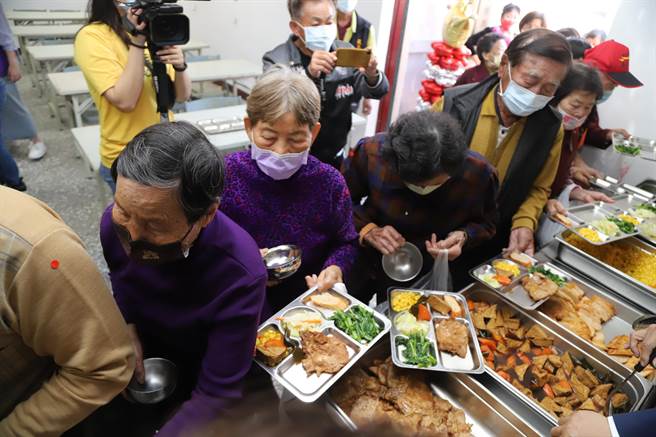 嘉義縣鹿草鄉內第二處老人共餐據點2月28日啟用，長輩們排隊打菜用餐。（張亦惠攝）