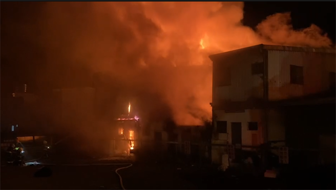 花蓮市重慶市場附近一條巷弄內今深夜傳出火警，因現場為一排一層樓的鐵皮木造房屋，火勢快速延燒，濃煙直逼天際，火舌不斷從鐵皮上方竄出，所幸消防隊員在半小時後控制火勢，現場無人員傷亡。（民眾提供／羅亦晽花蓮傳真）