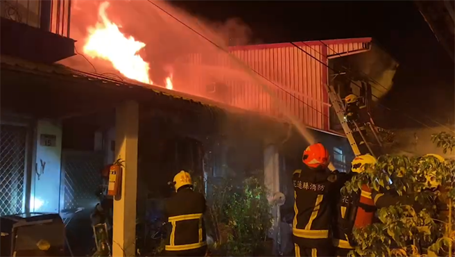 花蓮市重慶市場附近一條巷弄內今深夜傳出火警，因現場為一排一層樓的鐵皮木造房屋，火勢快速延燒，濃煙直逼天際，火舌不斷從鐵皮上方竄出，所幸消防隊員在半小時後控制火勢，現場無人員傷亡。（民眾提供／羅亦晽花蓮傳真）