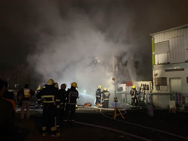 花蓮市重慶市場附近一條巷弄內今深夜傳出火警，因現場為一排一層樓的鐵皮木造房屋，火勢快速延燒，濃煙直逼天際，火舌不斷從鐵皮上方竄出，所幸消防隊員在半小時後控制火勢，現場無人員傷亡。（民眾提供／羅亦晽花蓮傳真）