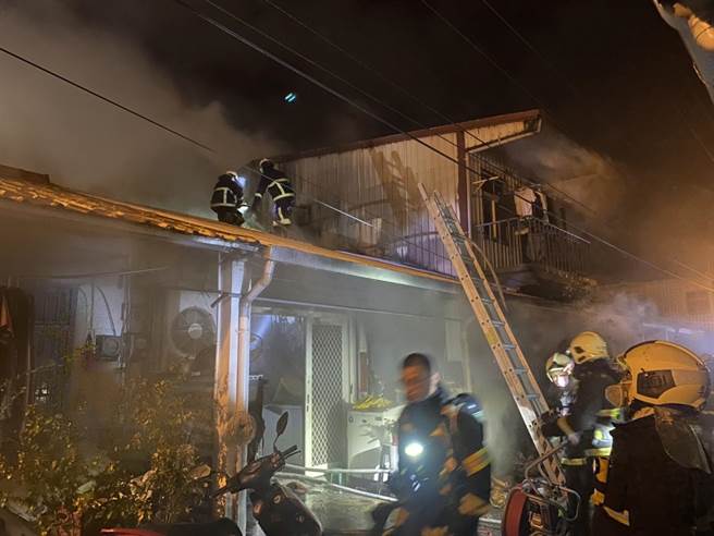 花蓮市重慶市場附近一條巷弄內今深夜傳出火警，因現場為一排一層樓的鐵皮木造房屋，火勢快速延燒，濃煙直逼天際，火舌不斷從鐵皮上方竄出，所幸消防隊員在半小時後控制火勢，現場無人員傷亡。（羅亦晽攝）