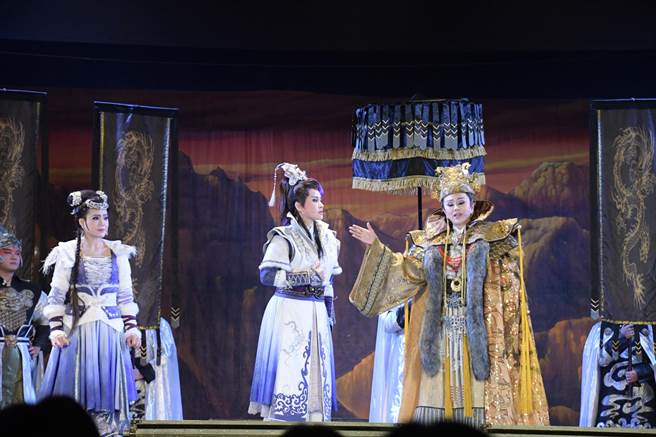 彰化縣建縣三百大放藝彩，由文化局精心籌畫安排四場戲曲大戲，今晚由明華園戲劇總團打頭陣帶來華麗場景的精彩大戲《流星》。（謝瓊雲攝）