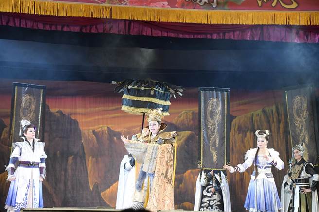 今晚明華園總團當家小生孫翠鳳華麗登台，吸引全場目光。（謝瓊雲攝）