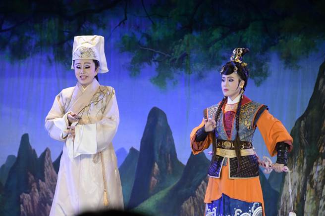 今晚明華園總團當家小生孫翠鳳華麗登台，吸引全場目光。（謝瓊雲攝）