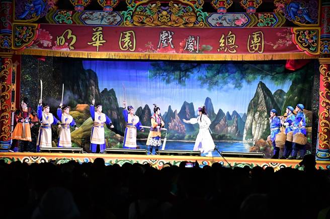 今晚明華園總團當家小生孫翠鳳華麗登台，吸引全場目光。（謝瓊雲攝）