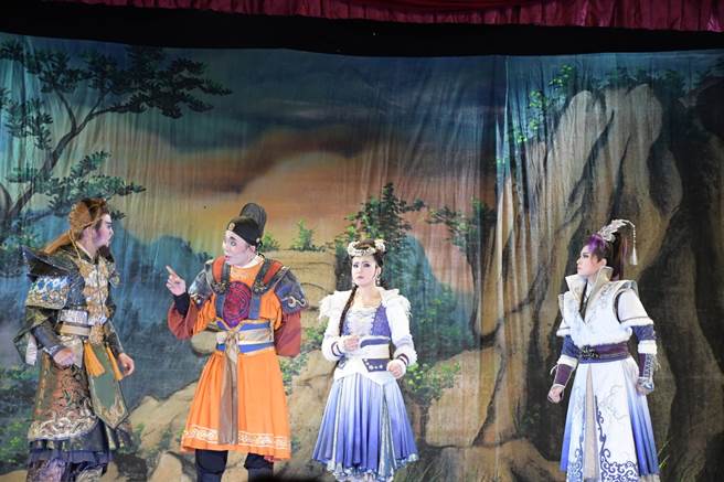 歌仔大戲《流星》道具布景華麗，還運用多元手法，包括芭蕾、太極武術及魔術燈光效果，全程精彩絕倫，讓大家看得意猶未盡。（謝瓊雲攝）