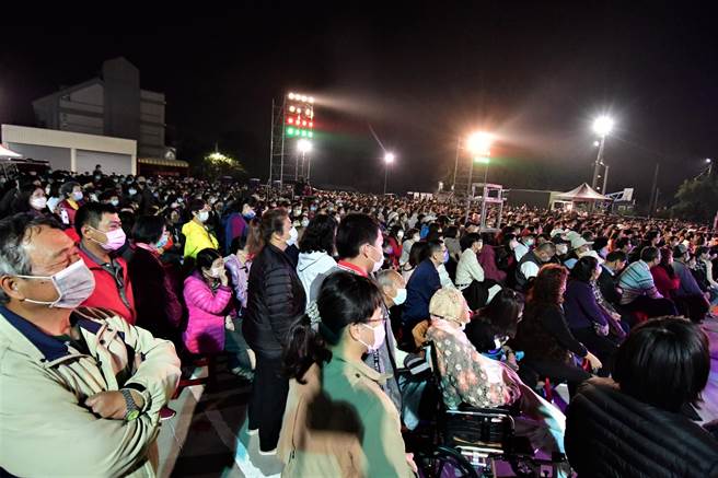 北斗奠安宮停車場人潮滿滿。（謝瓊雲攝）