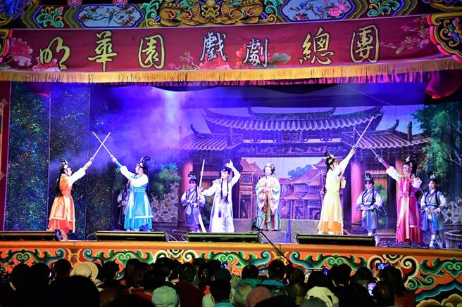 歌仔大戲《流星》道具布景華麗，還運用多元手法，包括芭蕾、太極武術及魔術燈光效果，全程精彩絕倫，讓大家看得意猶未盡。（謝瓊雲攝）