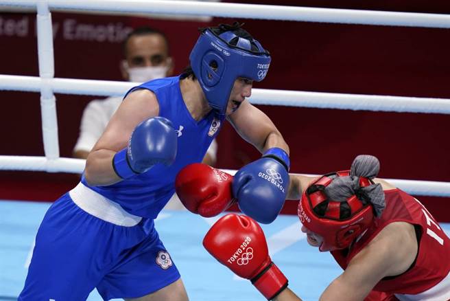 台湾运彩协助政府挹注国家运动发展基金，8年累积超过280亿。图为中华队拳击女将陈念琴出拳攻击义大利选手。（美联社资料照）
