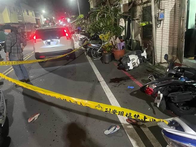 35歲張姓男子26日下午7時許，身中6刀倒臥於新北市三重區住處前，經送醫後宣告不治。（翻攝畫面）