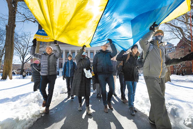 俄烏戰爭爆發，引起全世界關注，哈佛學生舉行集會支持烏克蘭。（美聯社）