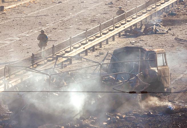 俄、乌开战，蔡英文总统宣称，乌克兰与台湾的局势本质不同。前台南县长苏焕智痛批，这是一个愚蠢、无知、阿Q的心态，根本是苟安的心态。图为乌克兰士兵走过一辆被摧毁的俄罗斯军用卡车。（美联社）