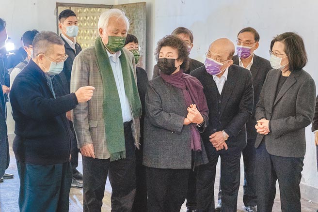 蔡英文总统（右）、行政院长苏贞昌（右二）、监察院长陈菊（中）、总统府资政姚嘉文（左二）、政治受难者陈忠信（左）27日走访安康接待室。（总统府提供）