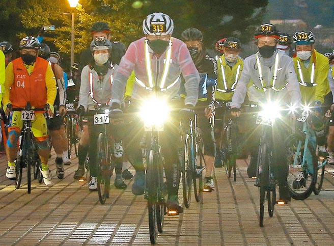 事到如今，真的能助柯、而柯也要自助的救柯救民眾党之道，就是接受「蓝白合」的政治安排方案。（赵双杰摄）