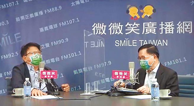 屏东县长潘孟安（左）接受前总统陈水扁访问，谈到竞争激烈的屏东县长初选，他喊话，别在党内找敌人。（摘自微微笑广播网／林和生屏东传真）