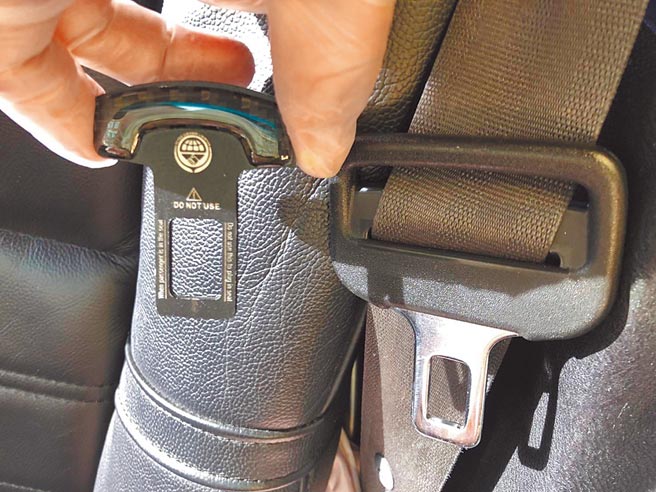 去年12月发生在台北市水源快速道路的死亡车祸，驾驶因使用消音扣，导致事故后驾驶受到严重的撞击，图为事故当时车内照片。（警方提供／李文正台北传真）