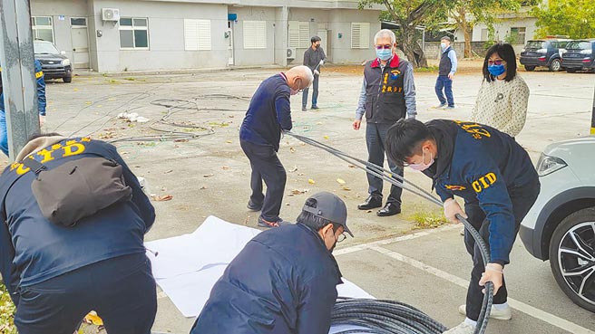 来自北部的窃盗电缆集团昨因窃取苏花改仁水隧道的电缆线遭警方逮捕，并在车上起获长度约500多米，市价约12万元高价的通电用红铜线。（新城警分局提供／罗亦晽宜兰传真）