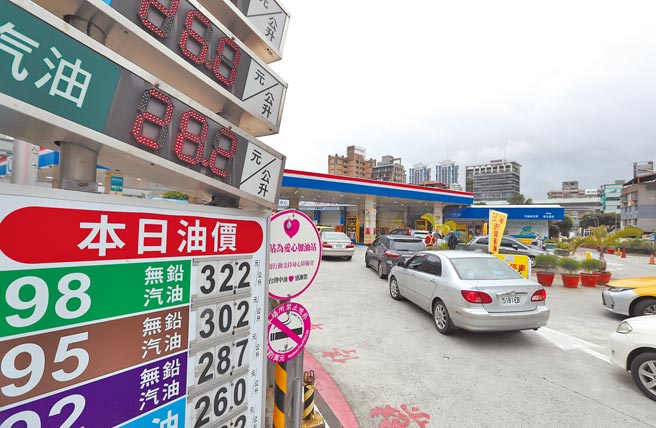 随着通膨、俄乌战事等影响，国际油价持续飙涨，国内油价在春节过后也连续几周跟着攀升。图为民眾开车到加油站加油。（本报资料照片）
