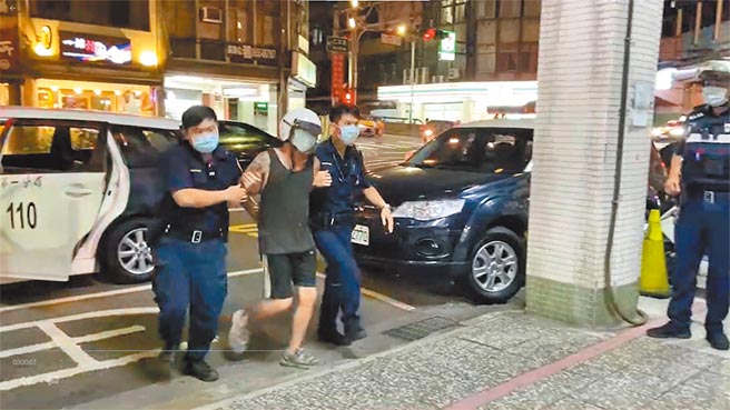 基隆洪姓临时工不满被呛声，持水果刀猛刺顏姓同事，遭依杀人罪处有期徒刑15年。（基隆市警局提供／陈彩玲基隆传真）