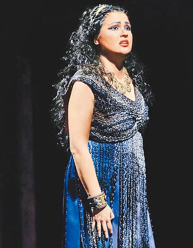 俄罗斯入侵乌克兰，有俄国声乐女王之称的女高音安娜．涅翠柯（Anna Netrebko）在社群平台公开表态反战。（摘自Anna Netrebko官网／脸书）