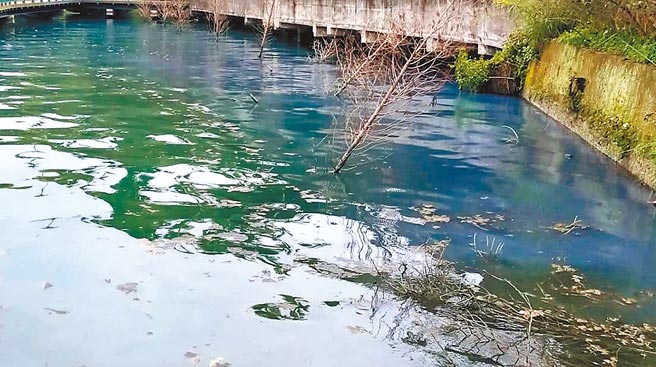 日月潭遭排放廢水，潭面泛油光發出惡臭。（民眾提供／廖志晃南投傳真）