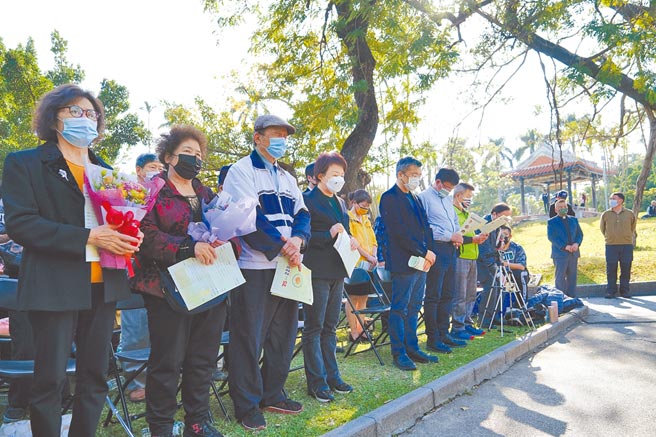今年是228事件75周年，台中公义行动教会，27日在台中公园更楼前举行追思礼拜，市长卢秀燕（左四）受邀出席。（台中市政府提供／张妍溱台中传真）