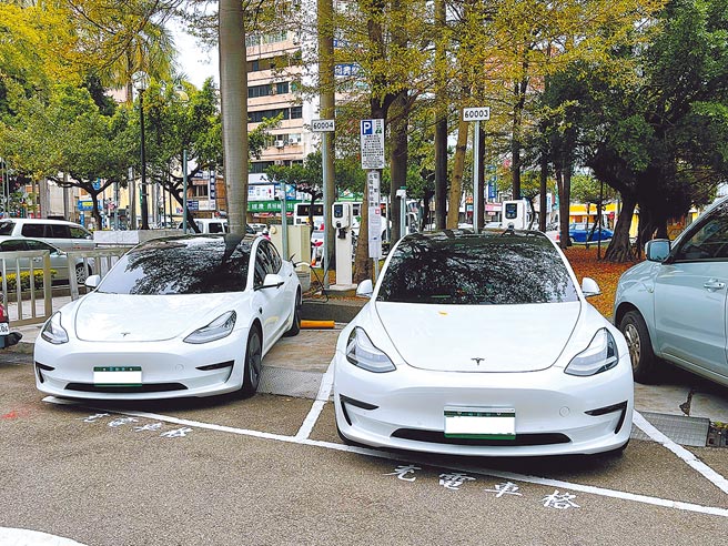 為避免路外停車場的充電車格遭占用，台中市交通局3月1日起將針對充電車格實施累進計費管理措施。（交通局提供／林欣儀台中傳真）
