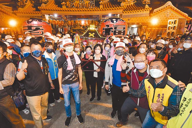 花坛乡白沙坑迎灯排活动今年因疫情考量延期办理，遇上228连假天气大好，昨晚第二天活动进入最高潮，彰化县长王惠美亲自掌福德老爷神轿，领13座灯排盛大展开绕境活动。（谢琼云摄）