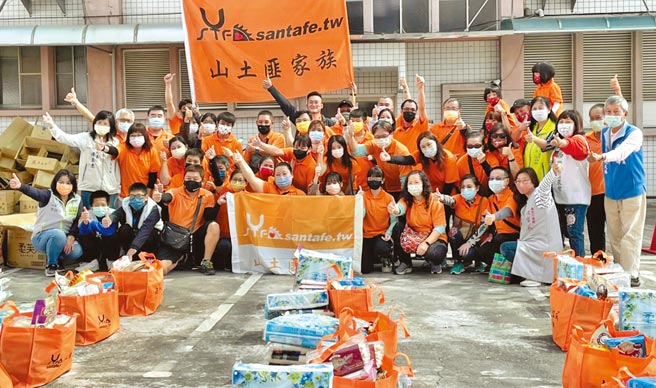 公益山土匪家族27日送暖至台南柳營區，贈送白米等物資給100戶弱勢家庭。（劉秀芬攝）