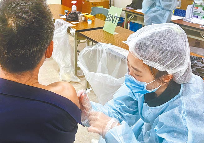 台東縣衛生局在228連假啟動疫苗隨到隨打，讓中老年人更加方便。（莊哲權攝）