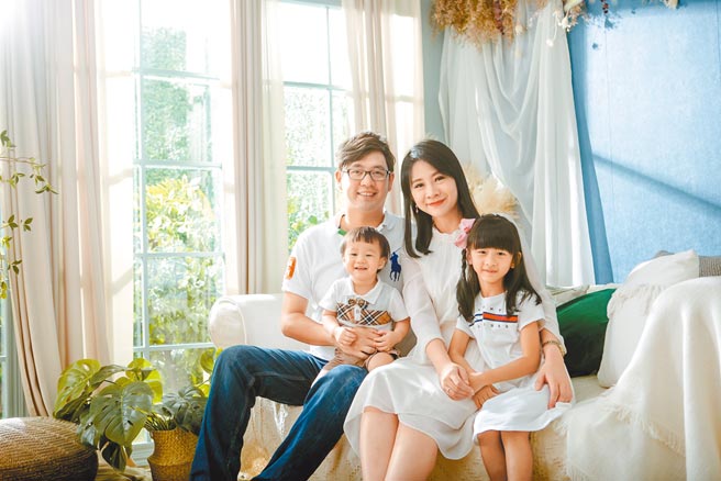 主播连佩贝（右二）一家4口日前拍全家福写真照。（华视提供）