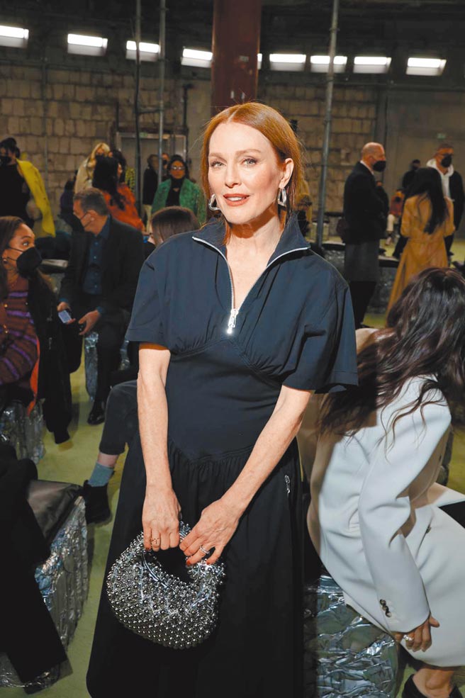 茱莉安摩尔出席BV时装秀，以全黑造型登台以兹纪念好友。（BV提供）