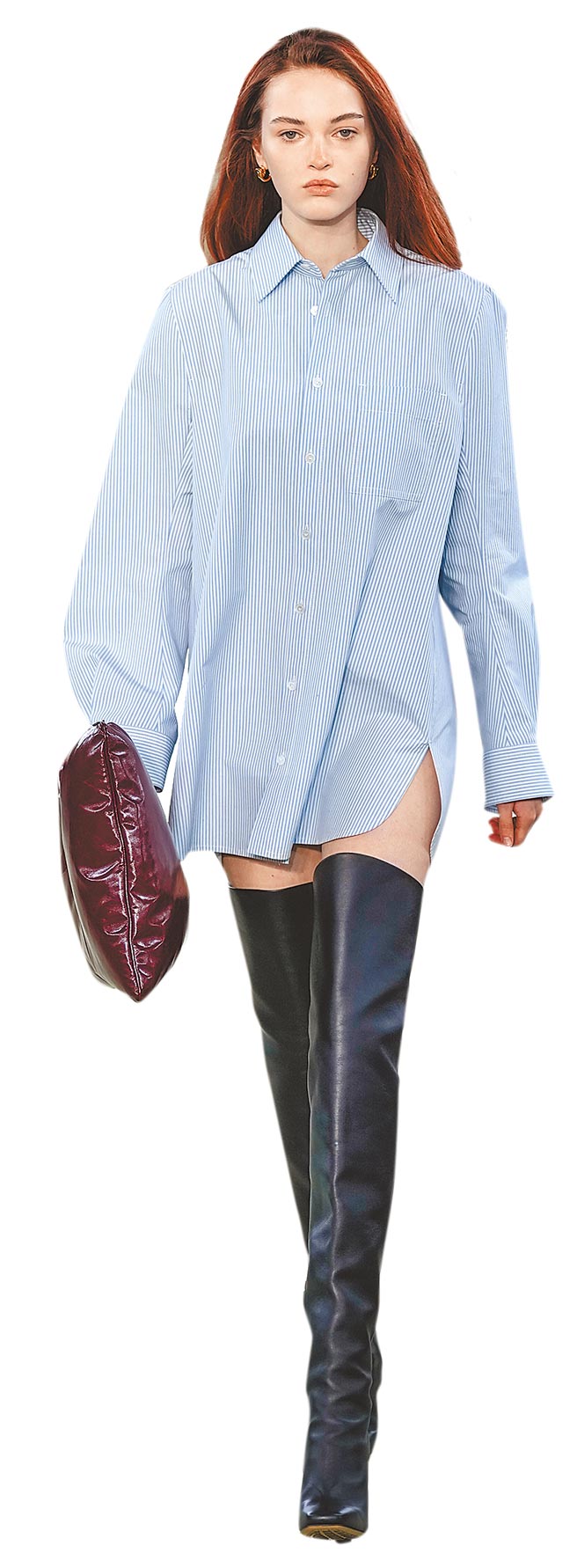 条纹衬衫与超长皮靴打造焕然一新的BV形象。（美联社）