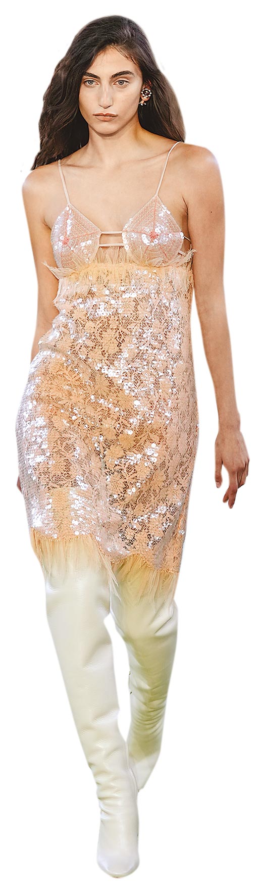 BV秀上也有透明、亮片缀饰，充满华丽感的秀服作品。（美联社）