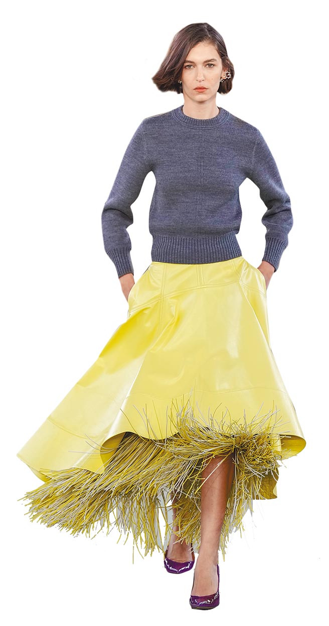 流苏与裙装的结合，极简与华美的结合，是此季BV秋冬秀广受讚扬焦点。（美联社）